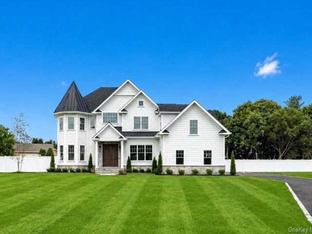  5 BR,  6.00 BTH &nbsp;Colonial style home in Melville
