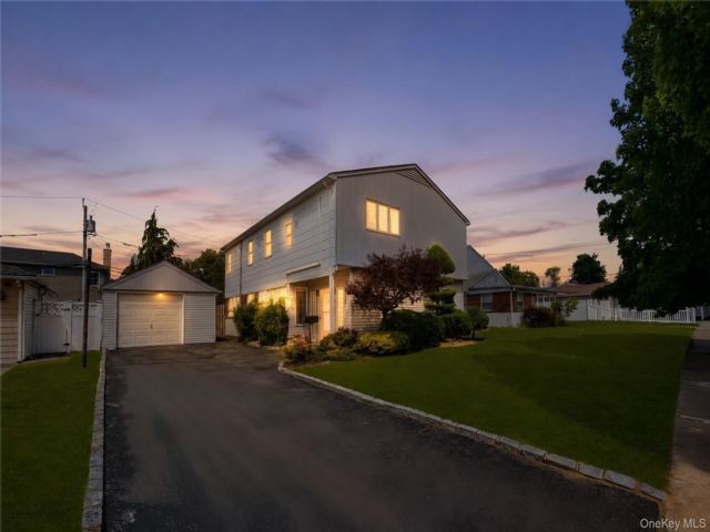  5 BR,  3.00 BTH &nbsp;Colonial style home in East Meadow