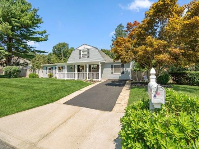  3 BR,  2.00 BTH &nbsp;Cape cod style home in Farmingville