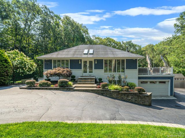  4 BR,  3.00 BTH &nbsp;Raised ranch style home in Port Jefferson