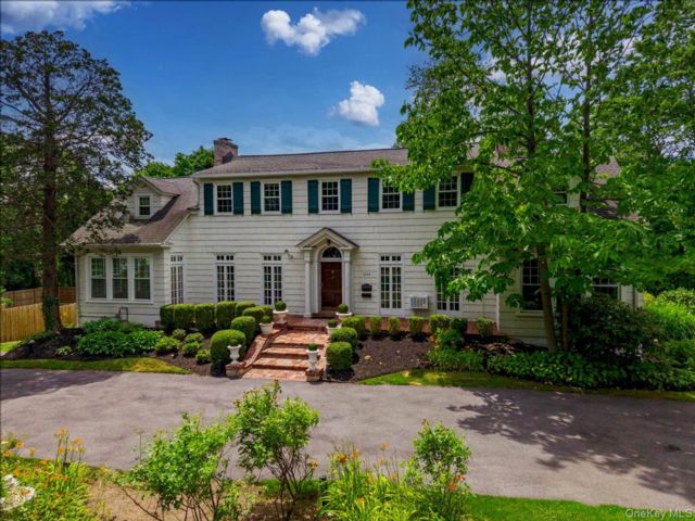  6 BR,  4.00 BTH &nbsp;Colonial style home in New Rochelle