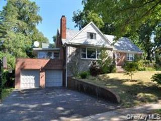  5 BR,  3.00 BTH &nbsp;Cape cod style home in Pelham