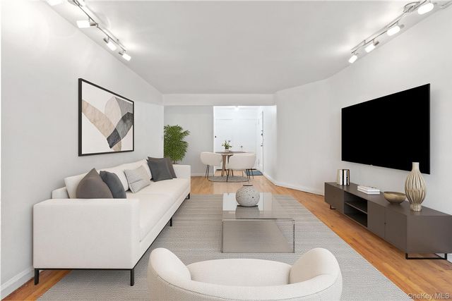  1 BR,  1.00 BTH &nbsp;Mid rise style home in Forest Hills
