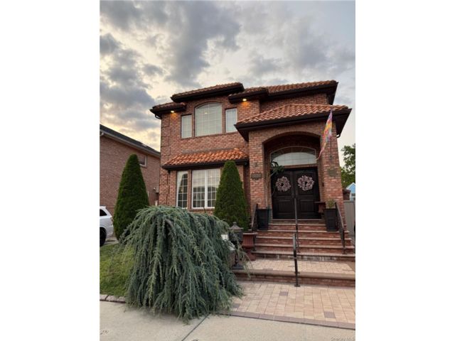  3 BR,  4.00 BTH &nbsp;Other style home in Whitestone