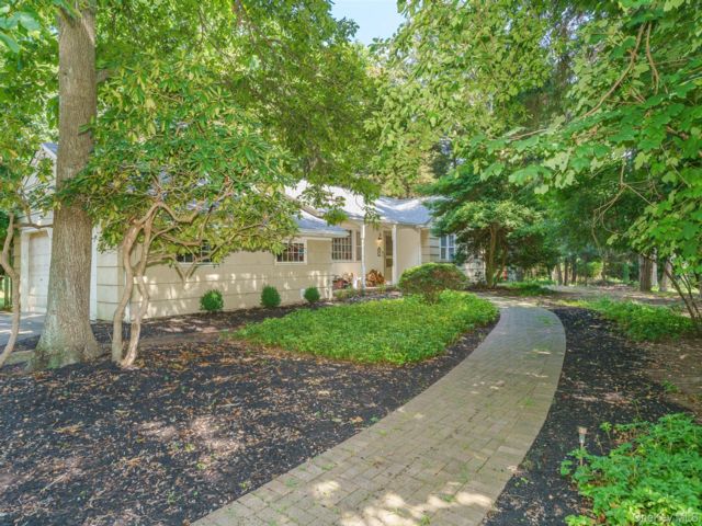  3 BR,  2.00 BTH &nbsp;Ranch style home in Smithtown