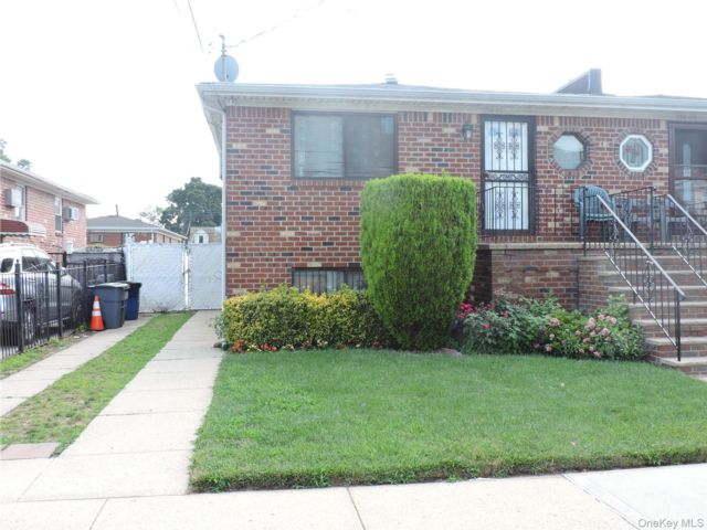  3 BR,  2.00 BTH &nbsp;Raised ranch style home in Jamaica