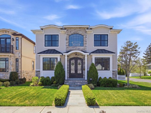  4 BR,  3.00 BTH &nbsp;Colonial style home in Garden City