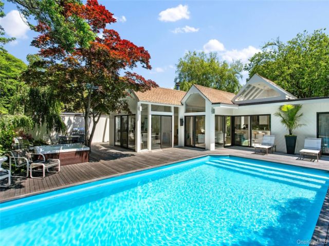  3 BR,  3.00 BTH &nbsp;Contemporary style home in Fire Island Pines