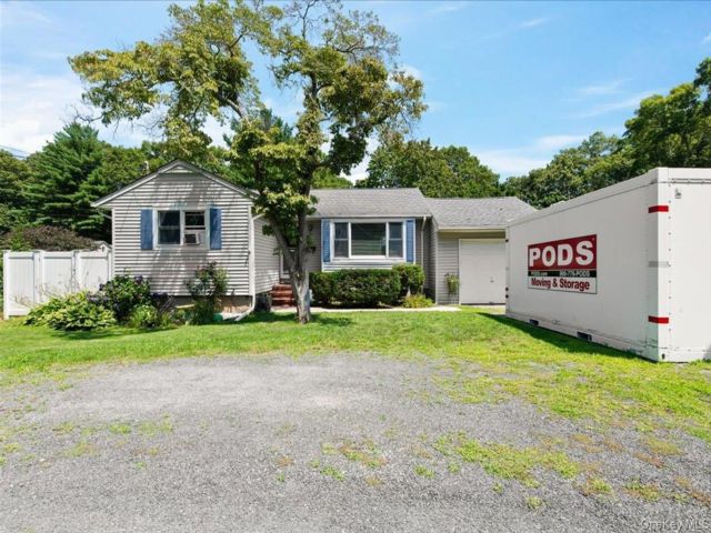  3 BR,  2.00 BTH &nbsp;Ranch style home in Saint James
