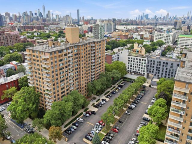  1 BR,  1.00 BTH &nbsp;Mid rise style home in Clinton Hill
