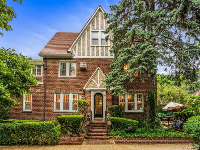  4 BR,  3.00 BTH &nbsp;Colonial style home in Forest Hills