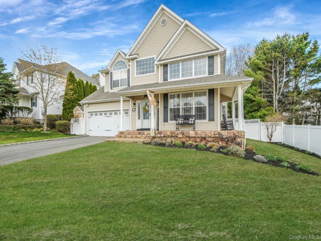  4 BR,  3.00 BTH &nbsp;Colonial style home in Manorville