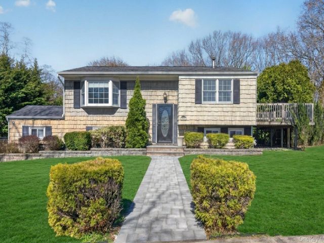  4 BR,  2.00 BTH &nbsp;Hi ranch style home in East Northport