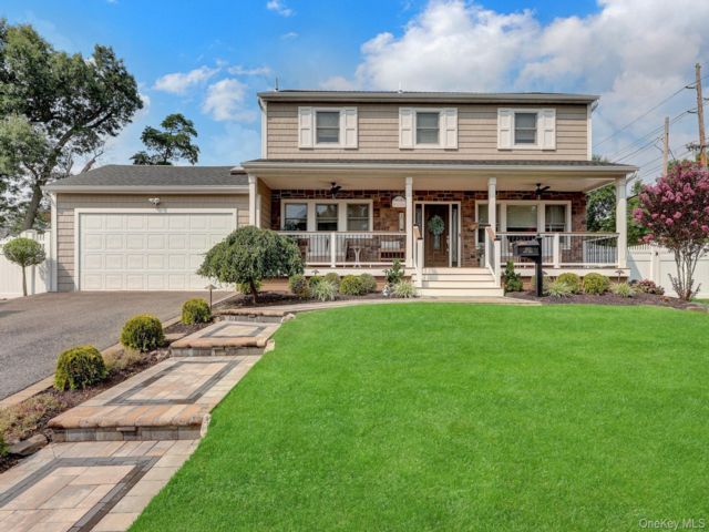  3 BR,  3.00 BTH &nbsp;Colonial style home in North Bellmore