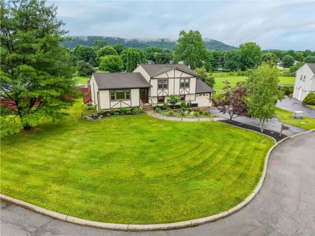  4 BR,  2.00 BTH &nbsp;Split level style home in Washingtonville