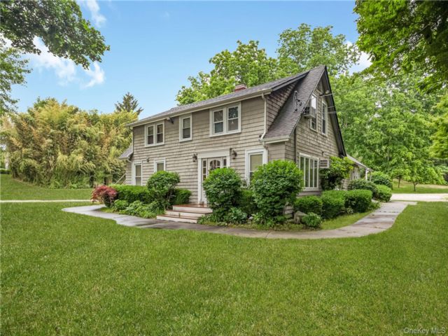  3 BR,  2.00 BTH &nbsp;Colonial style home in Middle Island