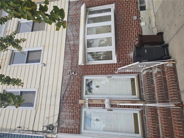  2 BR,  1.00 BTH &nbsp;Full floor apar style home in Ozone Park