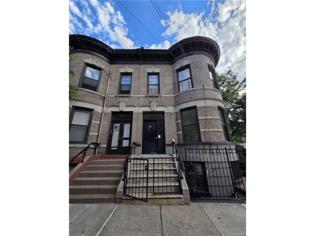  8 BR,  3.00 BTH &nbsp;House style home in Fordham
