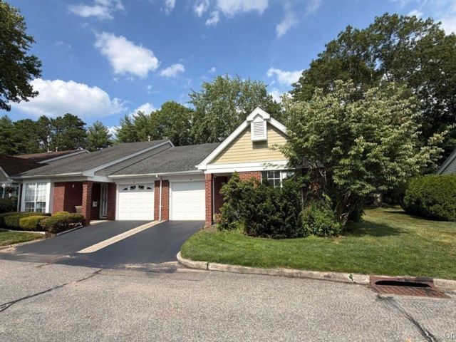  2 BR,  2.00 BTH &nbsp;Condo style home in Ridge