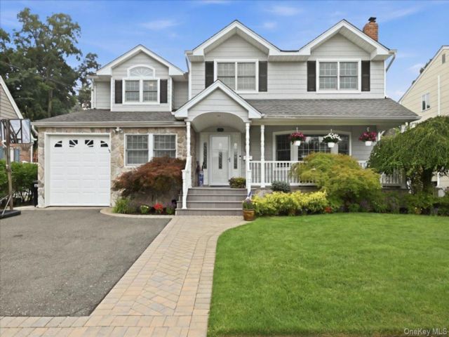  5 BR,  3.00 BTH &nbsp;Colonial style home in North Bellmore