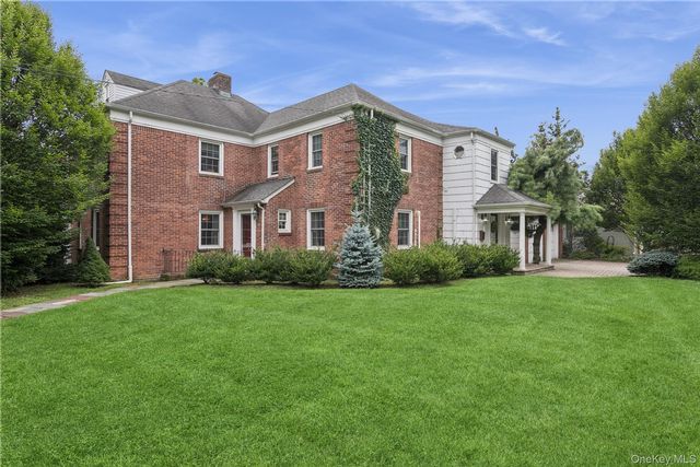  4 BR,  3.00 BTH &nbsp;Colonial style home in West Hempstead