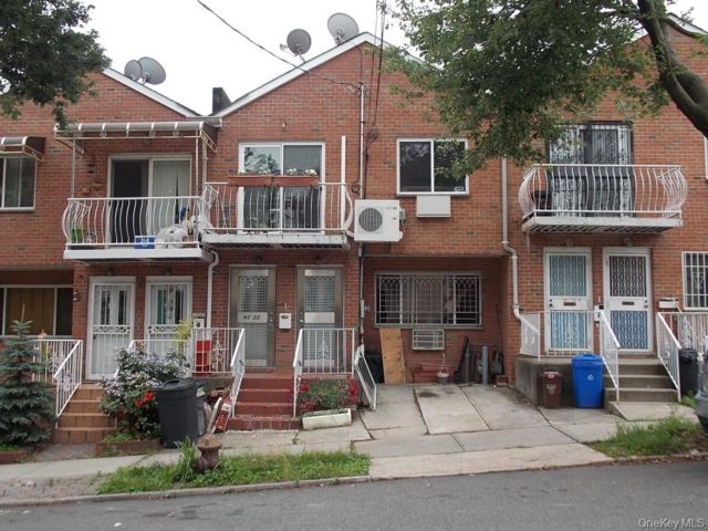  5 BR,  3.00 BTH &nbsp;House style home in Middle Village