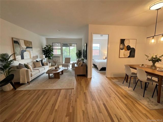  3 BR,  2.00 BTH &nbsp;Other style home in Elmhurst