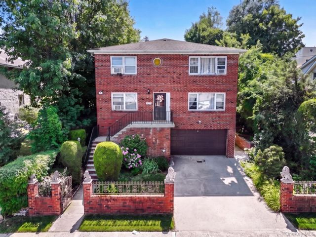  6 BR,  4.00 BTH &nbsp;Colonial style home in Yonkers