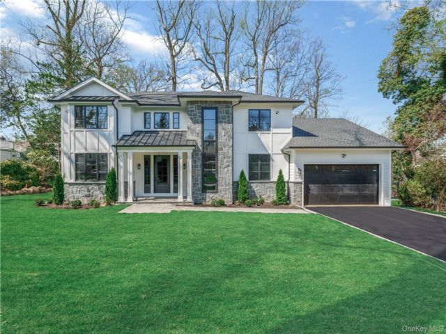  6 BR,  6.00 BTH &nbsp;Colonial style home in Great Neck
