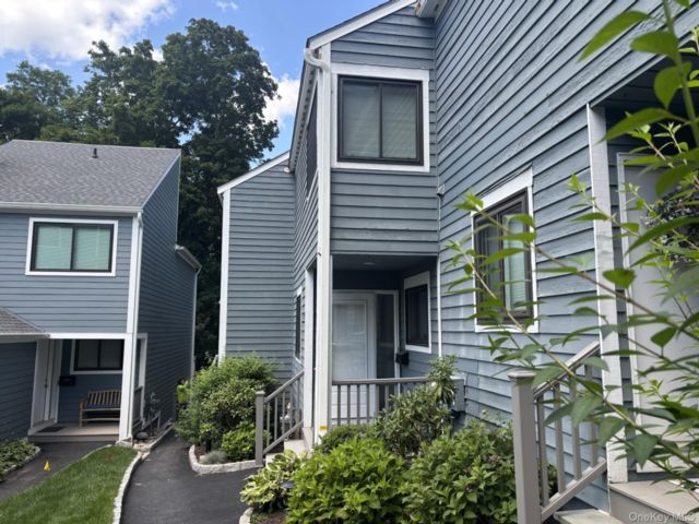 2 BR,  3.00 BTH &nbsp;Condo style home in Mount Kisco