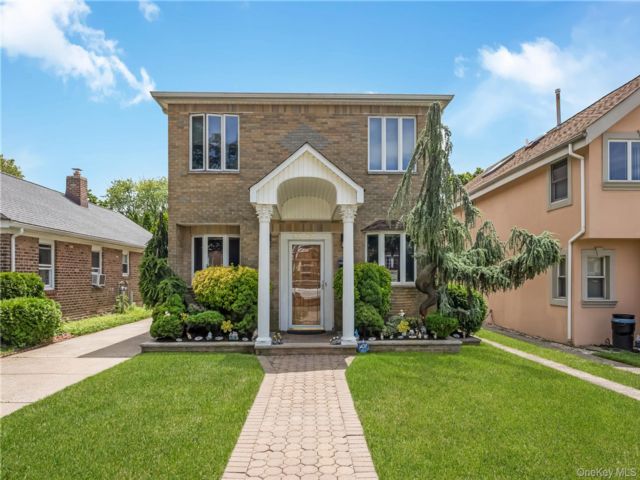  3 BR,  3.00 BTH &nbsp;Colonial style home in Whitestone