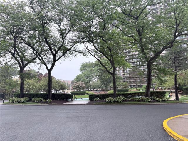  1 BR,  1.00 BTH &nbsp;High rise style home in Bayside