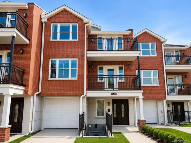  8 BR,  7.00 BTH &nbsp;House style home in Bayside