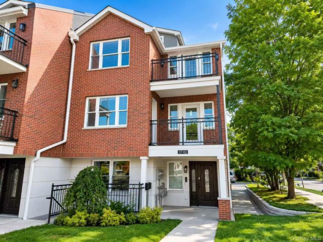  8 BR,  7.00 BTH &nbsp;House style home in Bayside