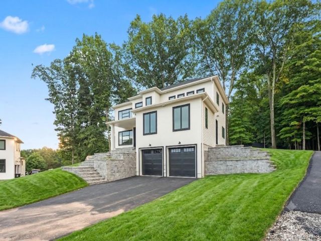  5 BR,  4.00 BTH &nbsp;Estate style home in Monsey