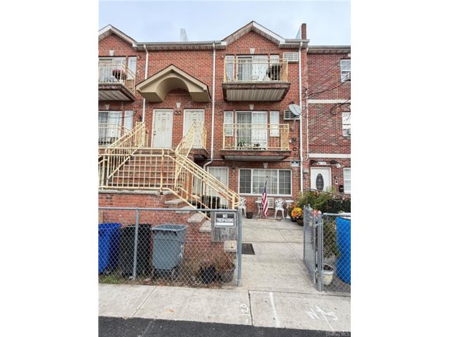  8 BR,  5.00 BTH &nbsp;House style home in Queens Village