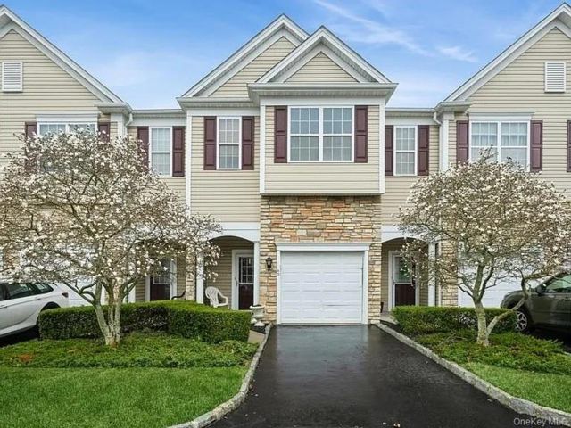  2 BR,  4.00 BTH &nbsp;Condo style home in Bay Shore