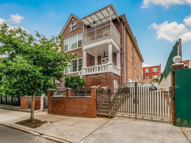 10 BR,  6.00 BTH &nbsp;House style home in Morris Heights