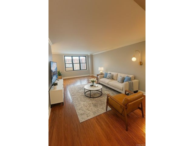  3 BR,  2.00 BTH &nbsp;Mid rise style home in Jerome Avenue
