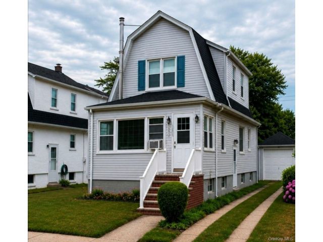  3 BR,  2.00 BTH &nbsp;Colonial style home in Long Beach