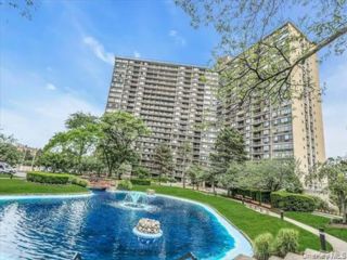  1 BR,  1.00 BTH &nbsp;High rise style home in Bayside
