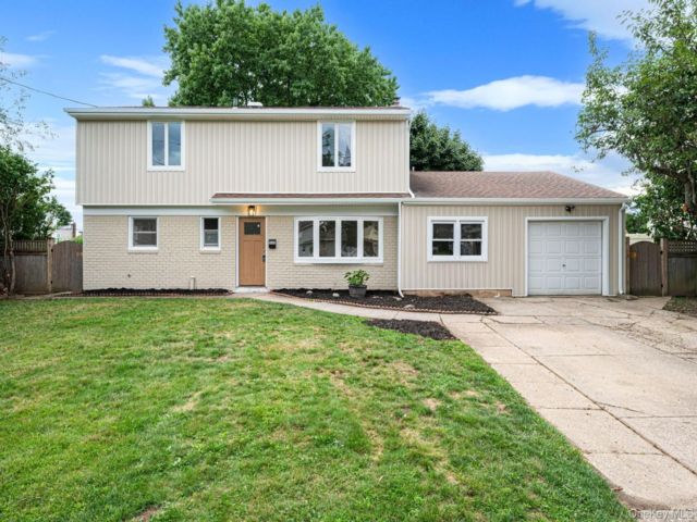  4 BR,  3.00 BTH &nbsp;Split level style home in North Babylon