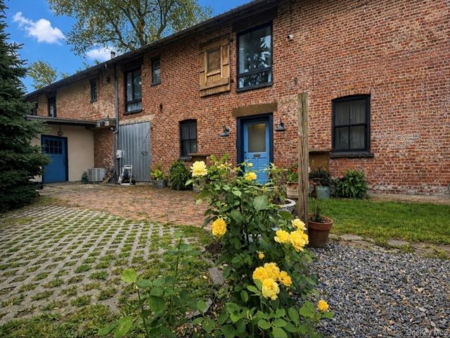  3 BR,  4.00 BTH &nbsp;Carriage house style home in Newburgh