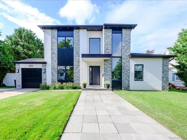  5 BR,  3.00 BTH &nbsp;Contemporary style home in Atlantic Beach