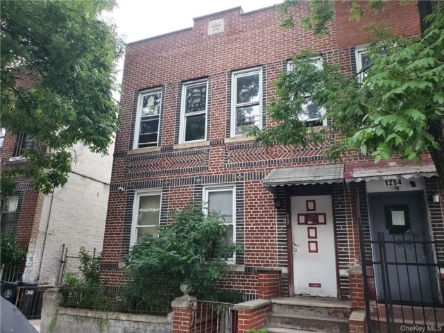  7 BR,  4.00 BTH &nbsp;House style home in Soundview