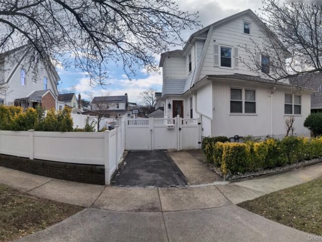  4 BR,  5.00 BTH &nbsp;Contemporary style home in Flushing