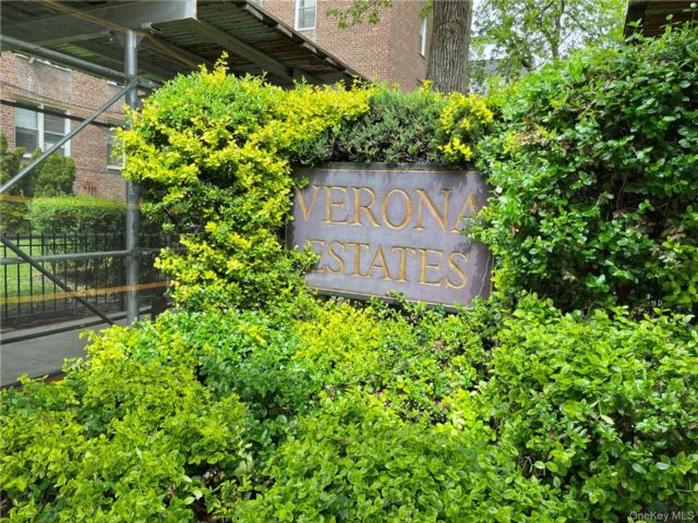  1 BR,  1.00 BTH &nbsp;Mid rise style home in Forest Hills