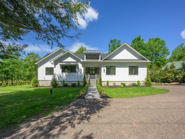  4 BR,  4.00 BTH &nbsp;Contemporary style home in Windham