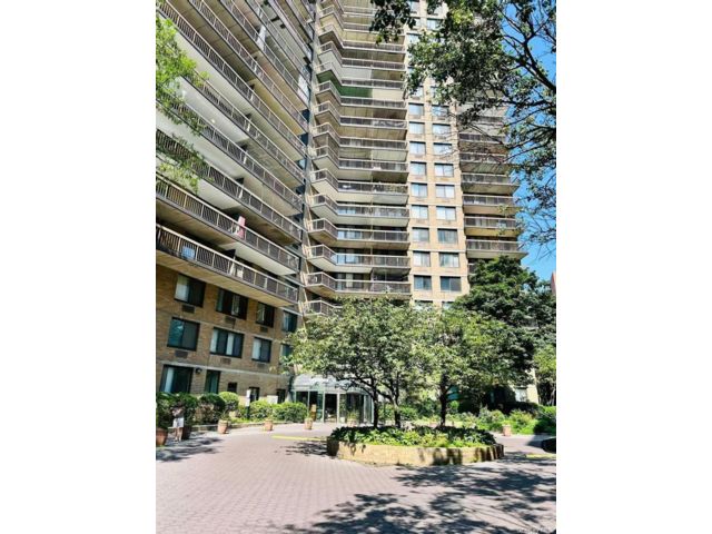  1 BR,  1.00 BTH &nbsp;High rise style home in Flushing