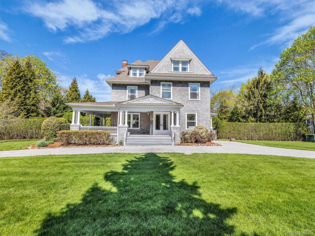  7 BR,  4.00 BTH &nbsp;Colonial style home in Bellport Village
